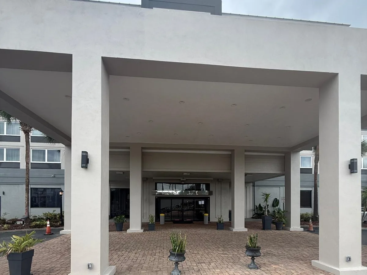 HOLIDAY INN PORTE-COCHÈRE after completion