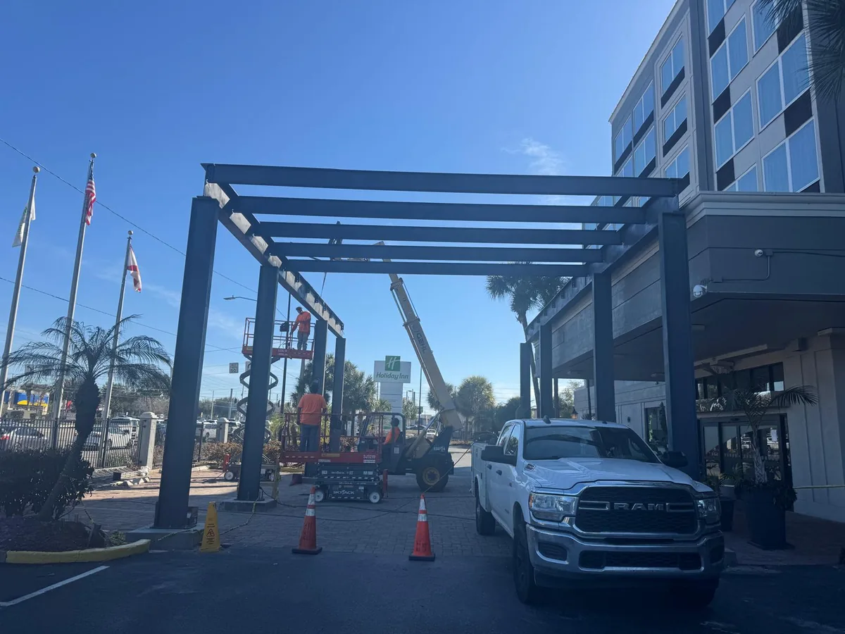 HOLIDAY INN PORTE-COCHÈRE before work began